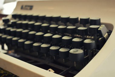 Eski beyaz daktilo. İç mekan için Retro tarzı.
