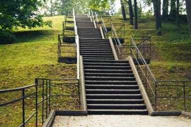 Sonbahar şehir parkında merdiven basamakları