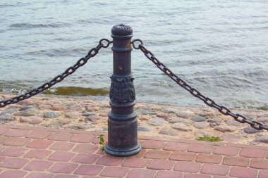 Üç metal siyah zincir.