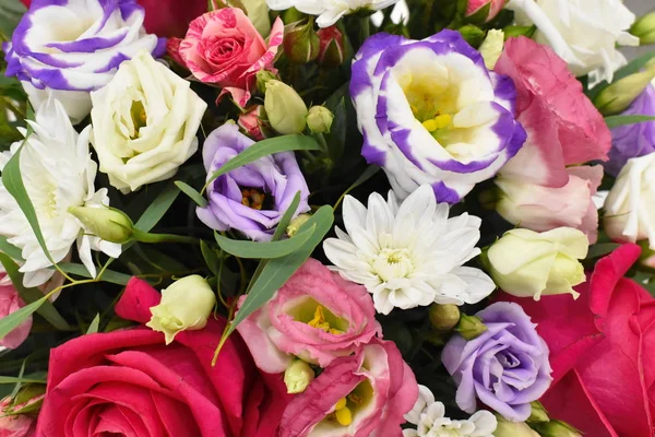 Bouquet de fleurs romantique pour une carte de vœux . — Photo