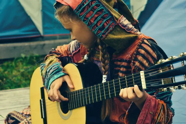 Teen ragazza suonare la chitarra all'aperto . — Foto Stock