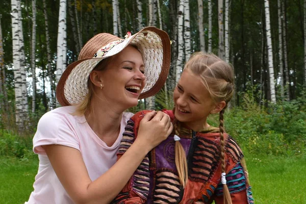 Glückliche Mutter mit Tochter haben Spaß im Freien. Grußkarte für Mama ' — Stockfoto