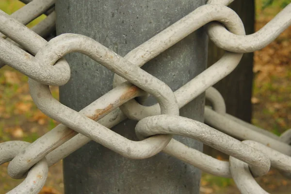 Drie metalen zwarte kettingen. — Stockfoto