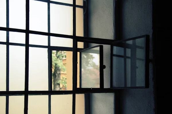 Okno w celi więziennej. — Zdjęcie stockowe