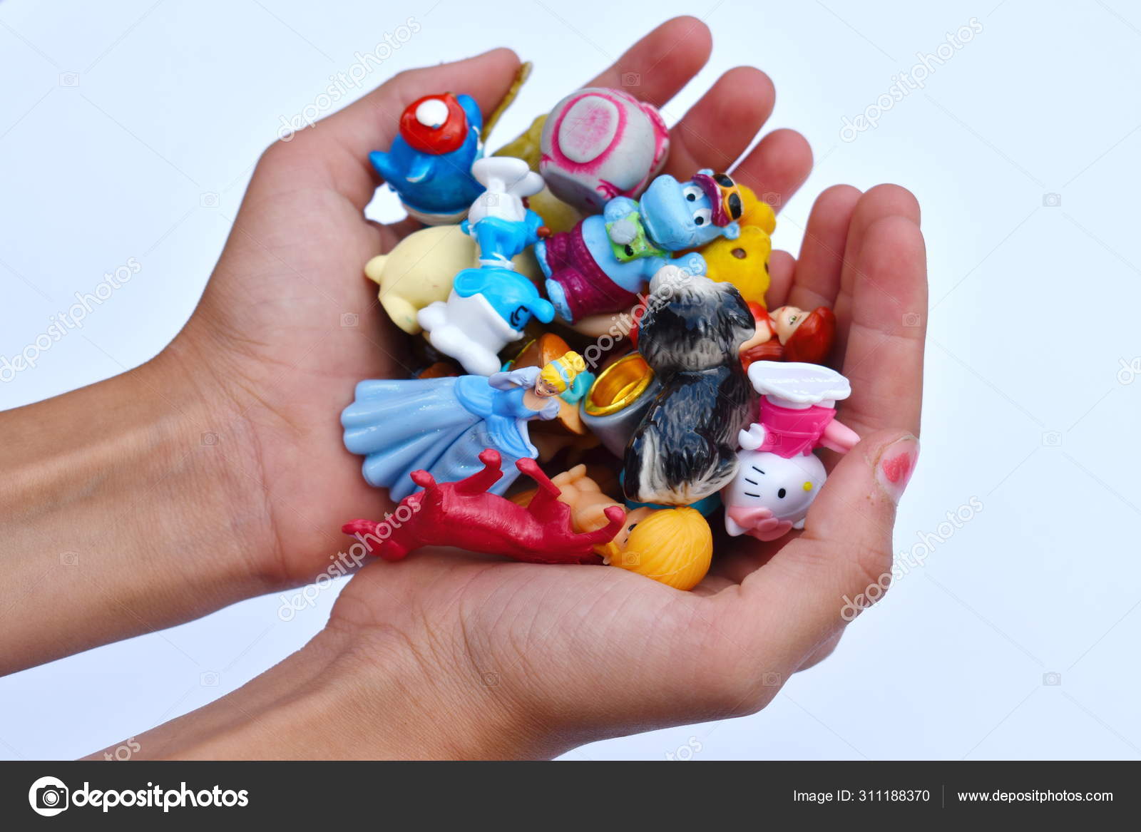 Fetichismo de diferentes figuras de juguetes de Kinder Surprises