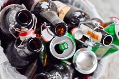 Şarap ve bira şişeleri açıldı. Dünyayı tıkamak.
