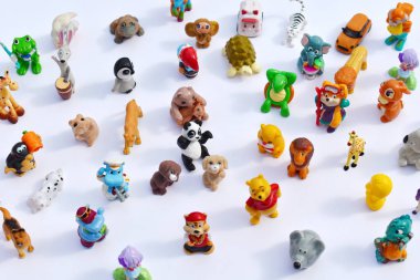 Kinder Surprises 'dan farklı oyuncak figürleri.