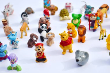 Kinder Surprises 'dan farklı oyuncak figürleri.