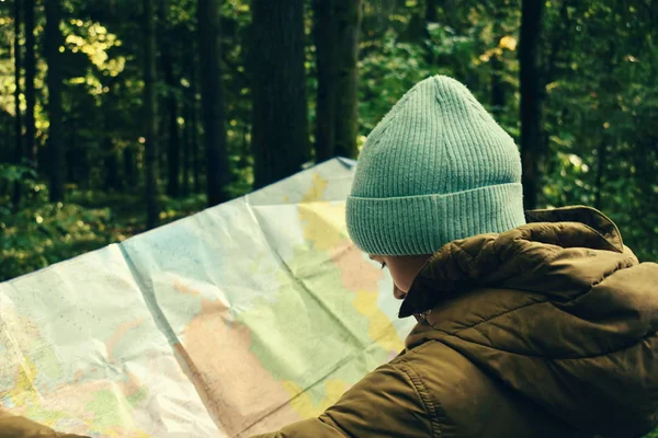 Flicka i skogen med en geografisk karta. Orientering. — Stockfoto