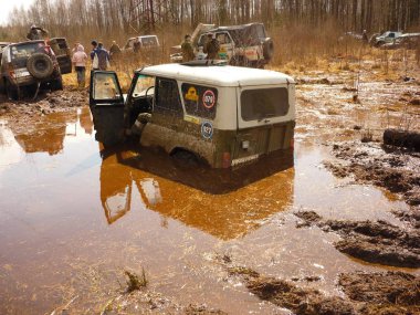 Off-road araba yarışı. Kirli SUv yarışması.