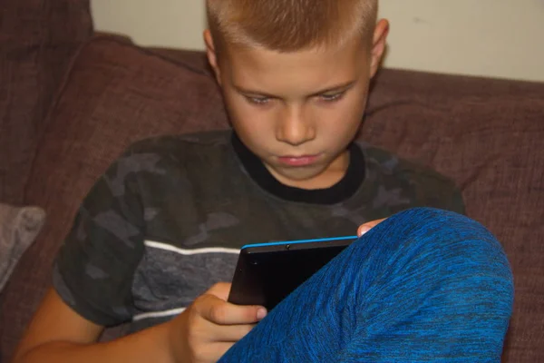 The boy is sitting in tablet. Telephone addiction in children. — 스톡 사진