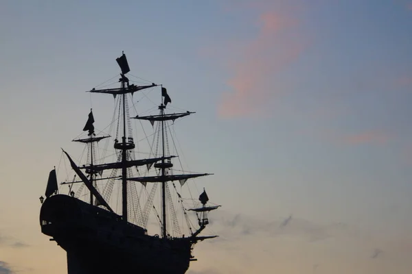 Silhueta de um navio ao pôr do sol no céu . — Fotografia de Stock