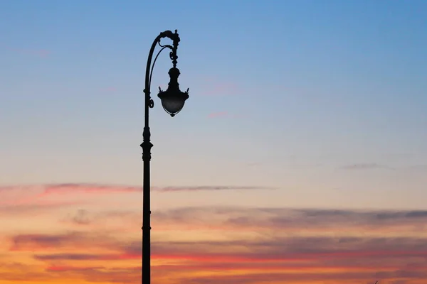 Bellissimo lampione sul cielo blu . — Foto Stock