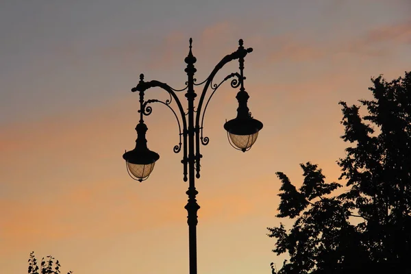 Beau lampadaire sur ciel bleu . — Photo