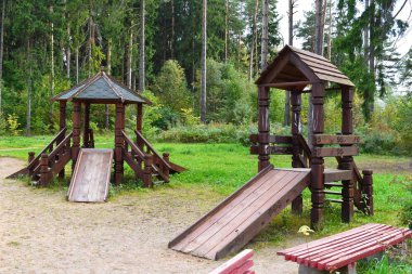 Parktaki çocuk oyun alanı. Oyun spor yapıları