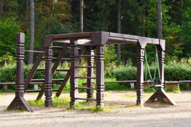 Parktaki çocuk oyun alanı. Oyun spor yapıları