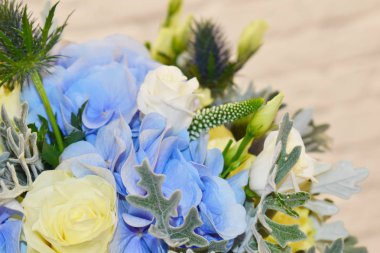 Kutuda güzel renkli bir buket.