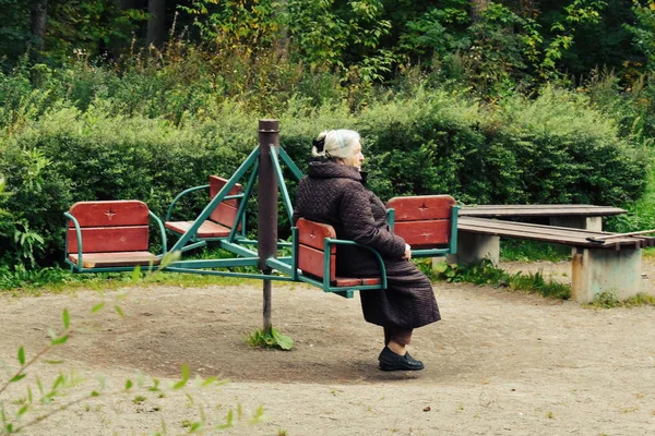 Einsamkeit und Altersarmut. alte Großmutter auf einem Kind — Stockfoto