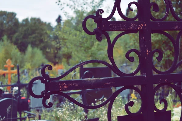 El sombrío cementerio cristiano. Lugar de enterramiento de las personas . — Foto de Stock