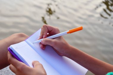 Kişisel bir günlük yazıyorum. Anılar ve şiirler yazıyorum.