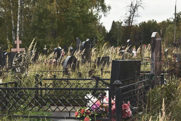 Przygnębiający cmentarz. Ogrodzenie grobu. — Zdjęcie stockowe