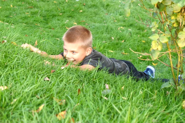 Маленький мальчик в траве. Детские игры на траве . — стоковое фото