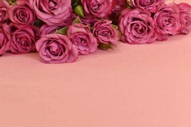 Kadınlar günü için tebrik kartı. Canlı çiçekleri olan göz alıcı basit bir tasarım..