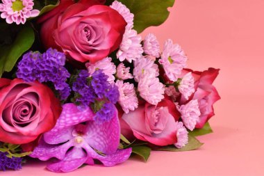 Kadınlar günü için tebrik kartı. Canlı çiçekleri olan göz alıcı basit bir tasarım..