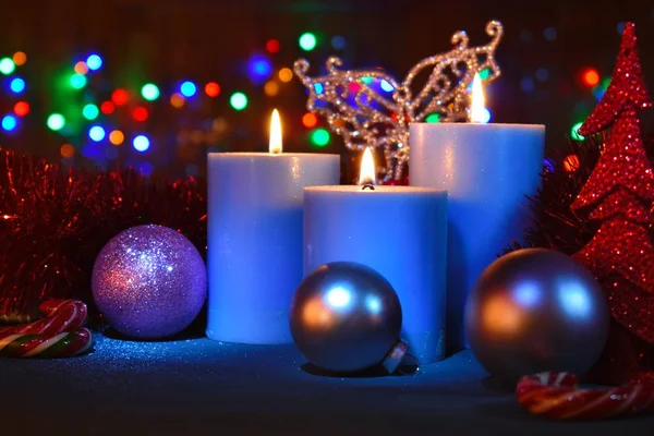 Karácsonyi játékok és karácsonyi gyertyák. Újévi téli lakberendezés — Stock Fotó