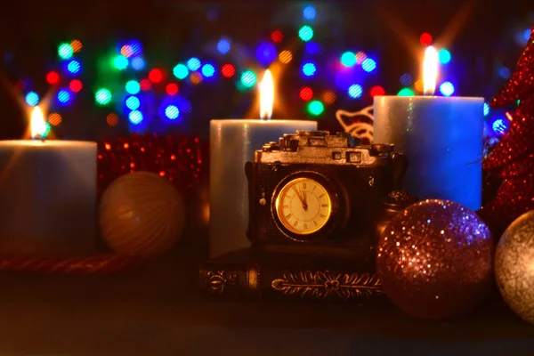 Candele di Natale, orologi e giocattoli. Natura morta di progetto di anno nuovo — Foto Stock