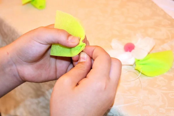 女の子が針で縫う。訓練を受けてる子供の手は針で糸を握る. — ストック写真