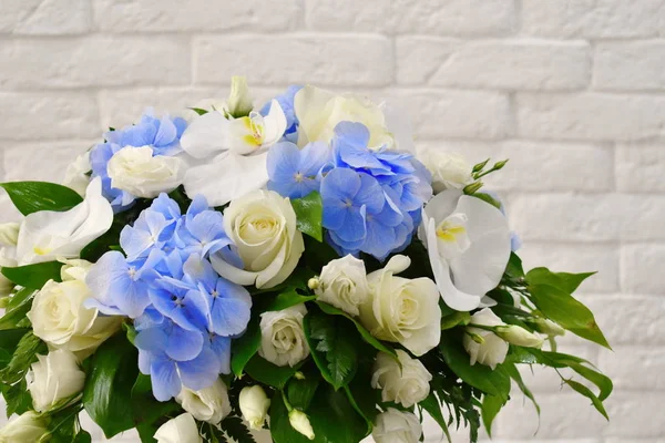 Décoration de fleurs de mariage de la table de fête. Fleurs bleu-blanc tendres dans un vase . — Photo