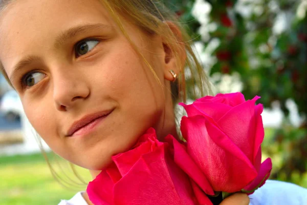 Красивый портрет ребенка с розами . — стоковое фото