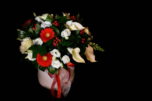 Siyah arka planda şapka kutusunda bir buket. Koyu renk izolasyonda çiçek düzeni. — Stok fotoğraf
