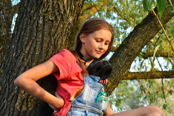 Gadis remaja ceria dengan headphone outdor . — Stok Foto
