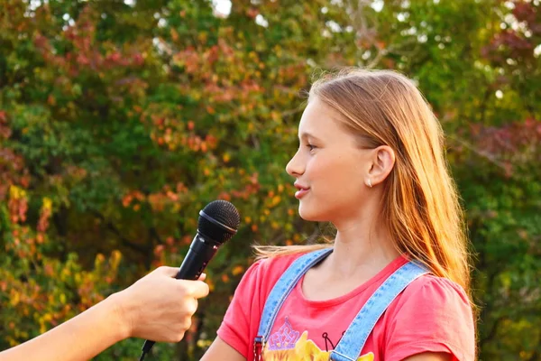 Wawancara gadis. Televisi melaporkan di taman . — Stok Foto