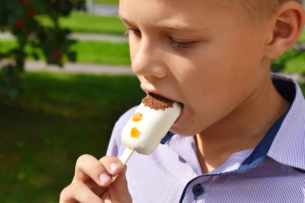 少年はおいしいケシを食べています. — ストック写真