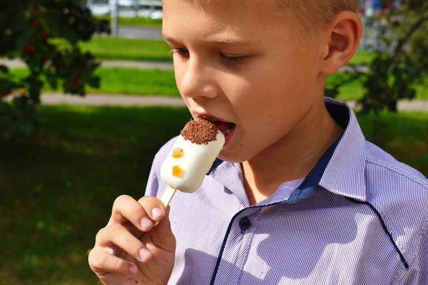 Мальчик ест вкусное мороженое . — стоковое фото