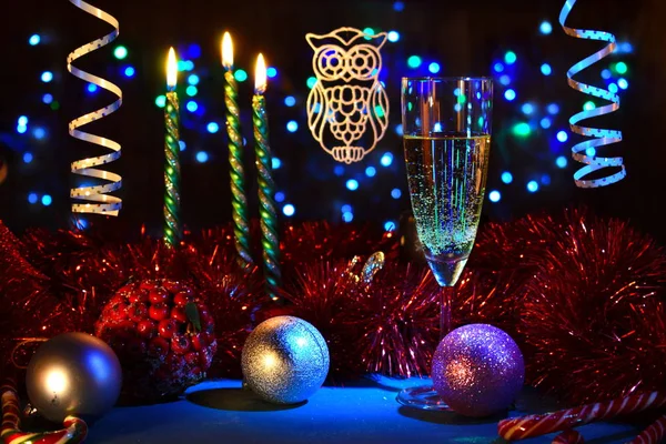Mesa de Año Nuevo con decoración. Velas, relojes y juguetes navideños con luces —  Fotos de Stock