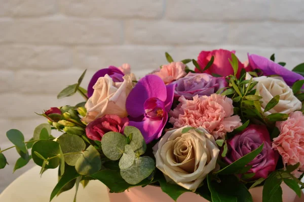 Composition des couleurs florales. Floraison de fleurs sur la table . — Photo