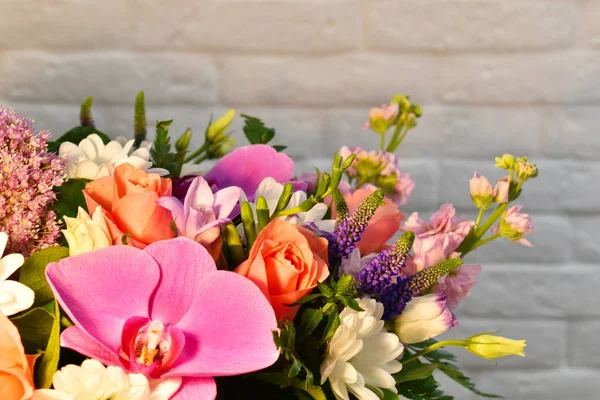 Kompozycja kolorów kwiatowych. Kwitnące kwiaty na stole. — Zdjęcie stockowe