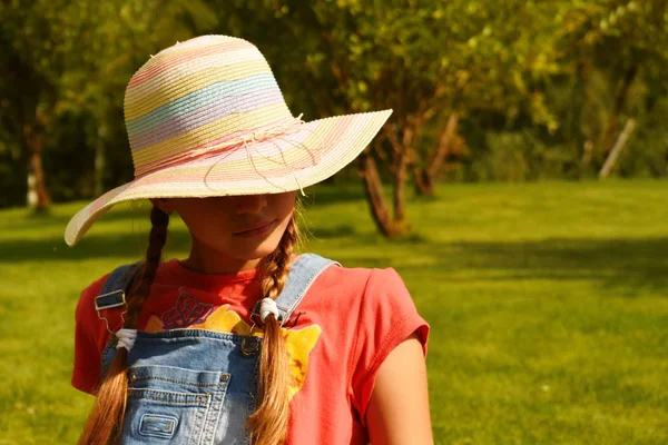 Красивая молодая девушка в летней шляпе . — стоковое фото