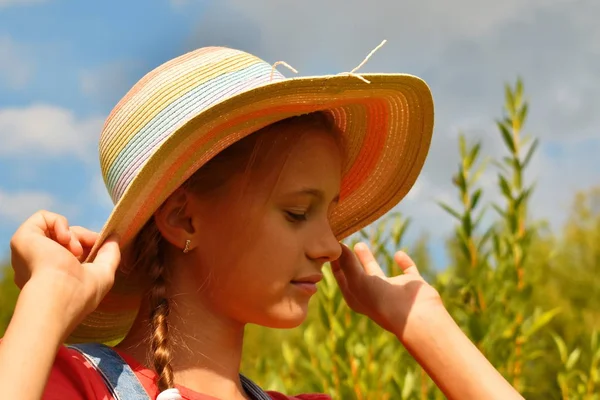 Belle jeune fille dans un chapeau d'été . — Photo