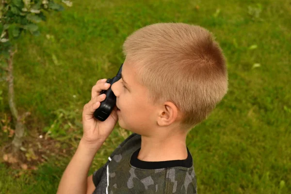 O rapaz está a falar no walkie-talkie. Jogos de guerra boyish . — Fotografia de Stock