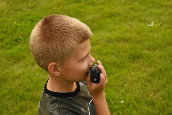 O rapaz está a falar no walkie-talkie. Jogos de guerra boyish . — Fotografia de Stock