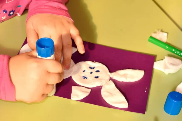 The child makes a paper craft himself. Fine motor skills of the fingers. The development of children in kindergarten. — Stock Photo, Image