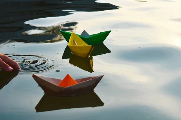 Gün batımında suda renkli kağıt tekneler.. — Stok fotoğraf