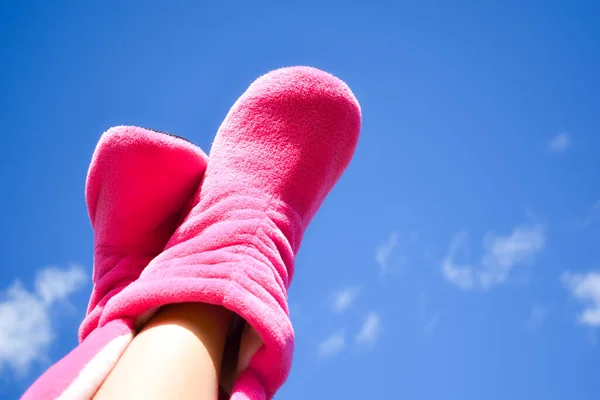 Lie down to the top. Clear blue sky and female legs in socks. — Stock Photo, Image