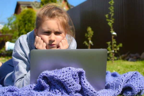 Девушка заглядывает в ноутбук. Удивительные события в Интернете . — стоковое фото