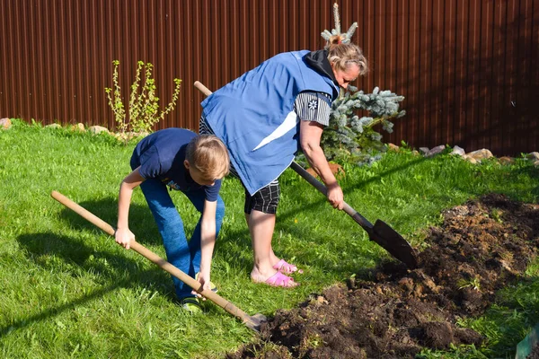 Äldre Kvinna Med Pojke Som Arbetar Trädgården Mormor Och Barnbarns — Stockfoto